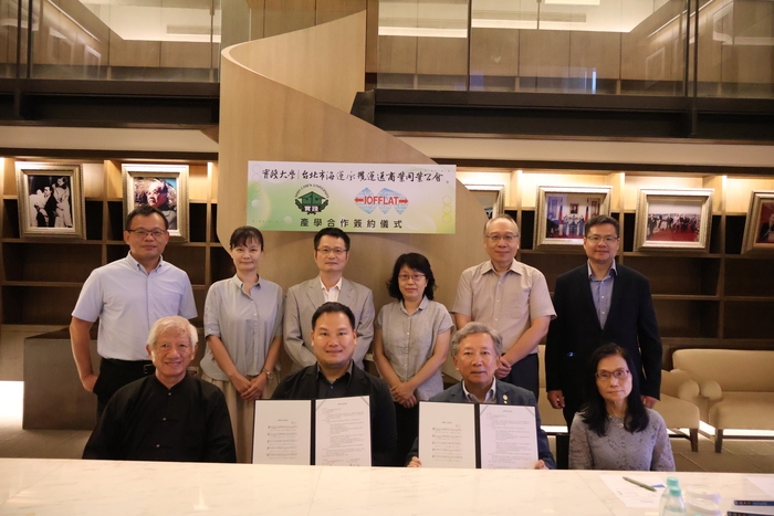 實踐大學管理學院院長廖培安（前排左二）與台北市海運承攬運送商業同業公會理事長翁堯賢（前排右二）代表簽約，實踐大學監察人謝宗興（前排左一）、台北市海運承攬運送商業同業公會教育召集人林毓桂監事（前排右一）與管院主任們共同見證。圖片