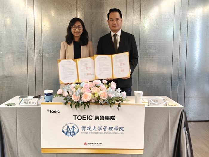 忠欣公司教育事業處協理黃喜麟（左）與實踐大學管理學院院長廖培安（右）共同簽署「TOEIC榮譽學院計畫」合作備忘錄，攜手推動英語教育與國際人才培育。